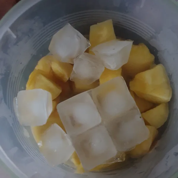 Masukkan singkong yang sudah direbus ke wadah lalu tambahkan es batu. Siram dengan air bawang, diamkan selama 1 jam/ lebih.
