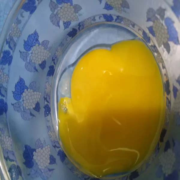 Taruh kuning telur pada wadah kecil. Masukkan adonan puding yang sedang dimasak sebanyak 2-3 sendok.Aduk cepat.Masukkan kembali pada adonan puding yang berada pada atas kompor.Aduk cepat lagi. Masak hingga mendidih.