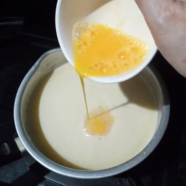 Setelah dingin masukkan telur yang telah dikocok lepas, aduk hingga merata