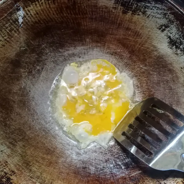 Panaskan minyak goreng. Masukan telur, buat orak-arik.