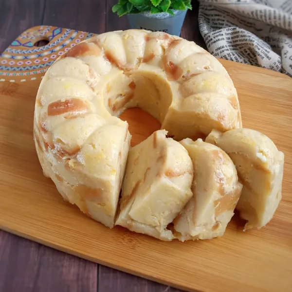 Tunggu dingin baru keluarkan dari loyang/cetakan, dan potong-potong