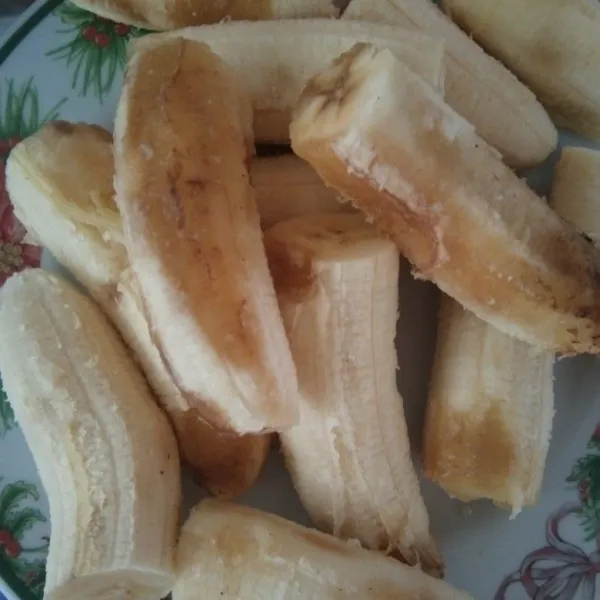 Potong 2 bagian pisang, sisihkan.
