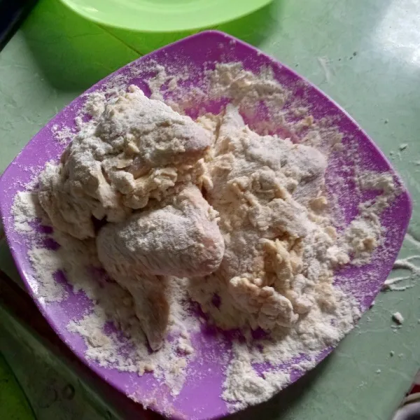Gulingkan ayam dalam tepung kobe yang sudah dicampur dengan 1 sdm terigu. Ulangi langkah ke 3 sekali lagi, bila mau tepungnya lebih tebal.