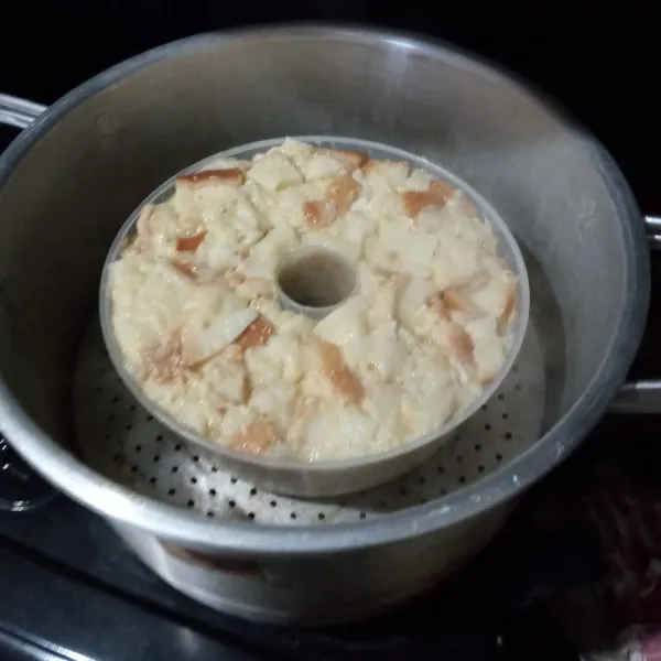 Panaskan kukusan hingga beruap banyak, kukus talam roti tawar hingga matang kurang lebih 45 menit. Tes tusuk dengan tusukan sate atau garpu, jika sudah tidak ada yang menempel berarti sudah matang