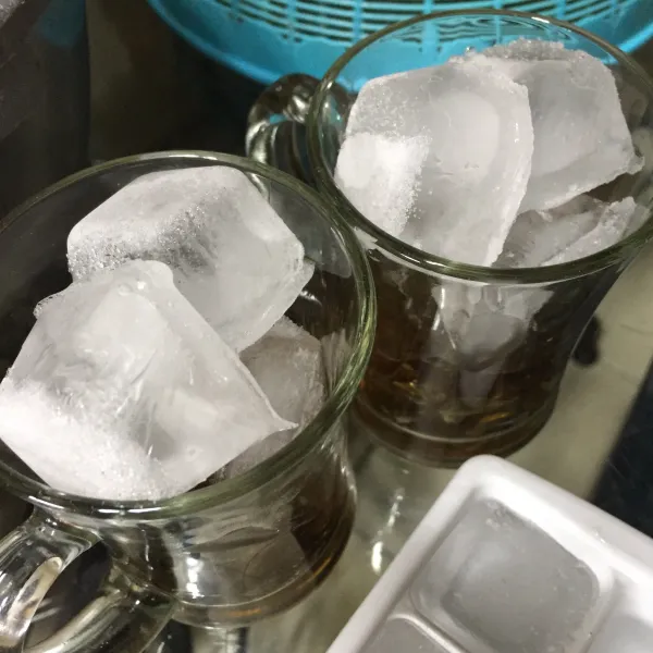 Masukan es batu ke dalam gelas yang berisi jelly, tuang larutan kopi hangat, sajikan.