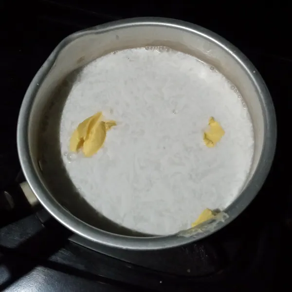 Masukkan semua bahan ke dalam panci kecuali telur, aduk rata, masak hingga gula larut dan mendidih, dinginkan