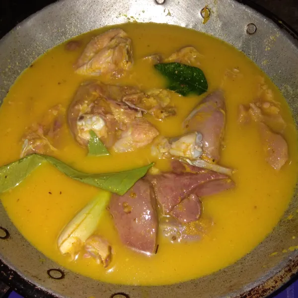 Masukkan ayam lalu tambahkan air secukupnya. Masak sampai ayam empuk.