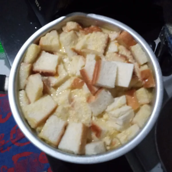 Masukkan roti tawar hingga roti terendam semua