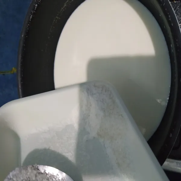 Masukkan agar-agar dan gula pasir. Masukkan juga white chocolate compound yang sudah dipotong-potong kecil (untuk memudahkan pengadukan).Aduk rata.