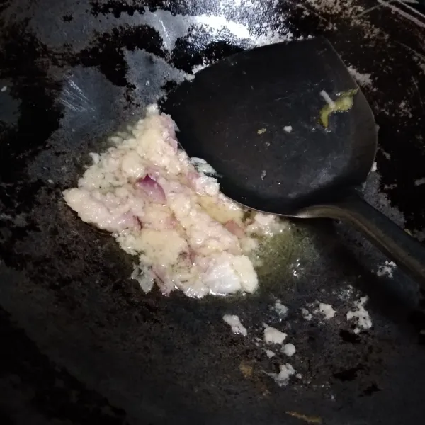 Tumis bumbu halus sampai harum.