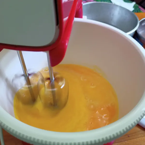 Mixer telur, gula pasir dan SP dengan kecepatan tinggi hingga putih, kental berjejak.