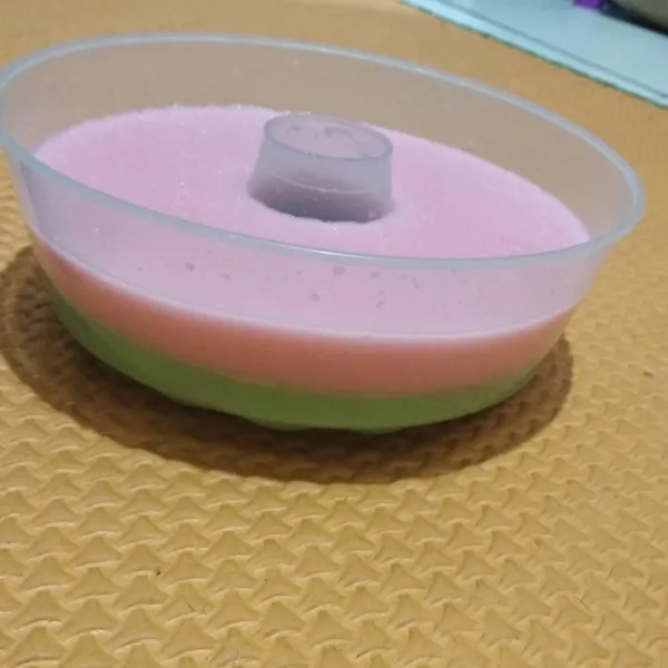 Tuangkan keatas adonan puding melon. Tunggu hingga adonan puding dingin. Siap disajikan, enak dimakan saat dingin.
