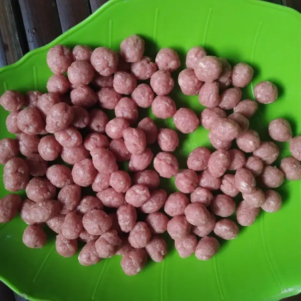 Tambahkan sedikit garam ke dalam daging giling, aduk rata, kemudian bentuk bulat-bulat sesuai selera