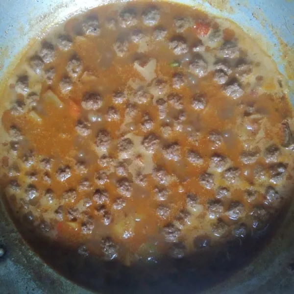 Masukan santan kental sambil diaduk, masak hingga kuah agak menyusut