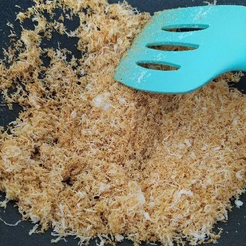 Membuat Koya: sangrai kelapa parut hingga kecoklatan. Kemudian haluskan dengan garam dan gula. Sajikan.