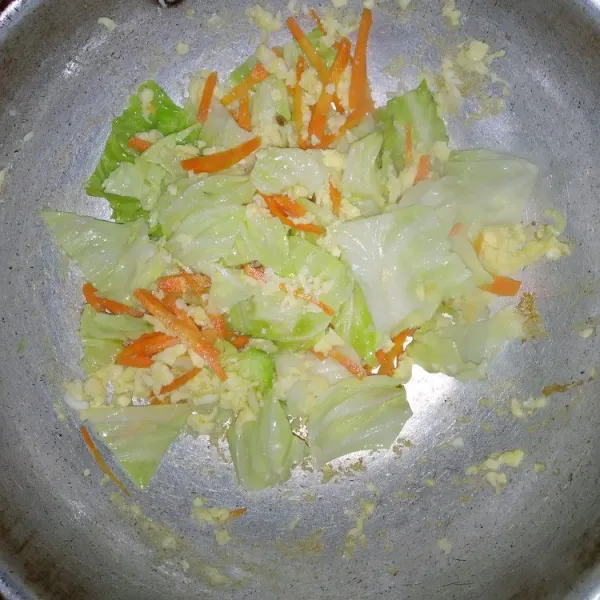 Masukkan bawang putih, tumis hingga harum, kemudian masukkan sayuran, oseng hingga sayuran layu.