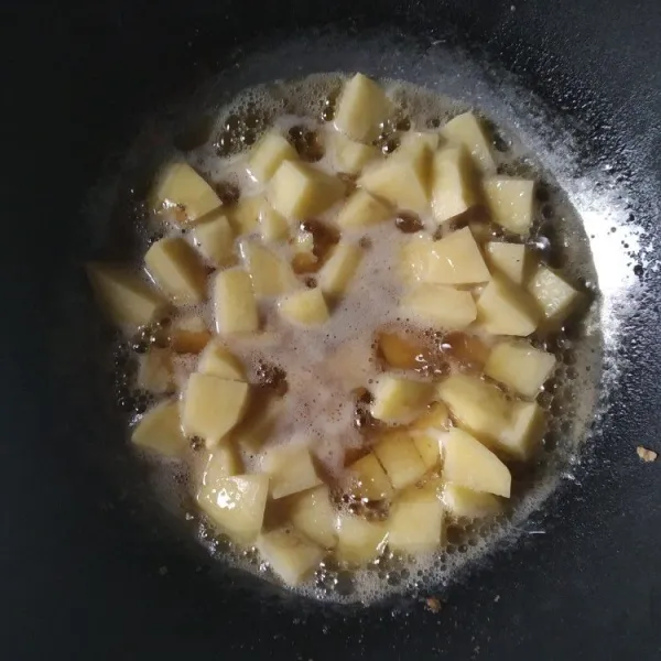 Potong-potong kentang, kemudian goreng hingga matang