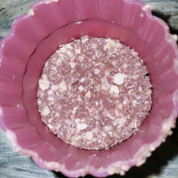 Masukan ke dalam cetakan lalu tekan-tekan kemudian angkat cetakan