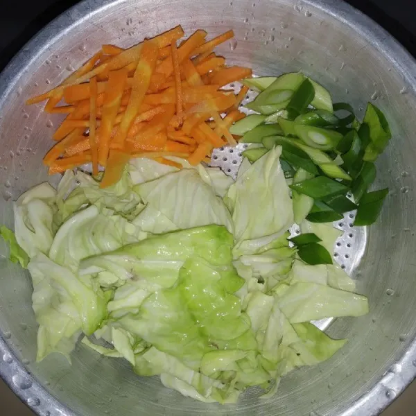 Potong wortel memanjang, kol putih dan daun bawang sesuai selera, sisihkan.
