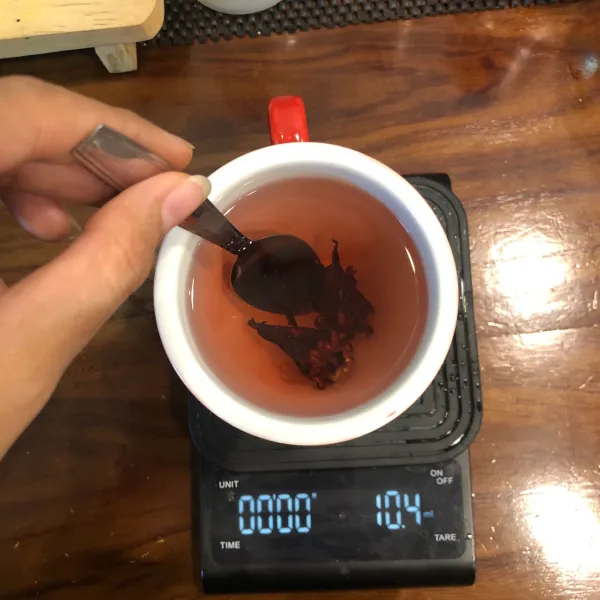 Aduk teh hingga gula larut dengan air panas. Tunggu selama 3 menit lalu teh rosella dapat dinikmati. Selamat mencoba!😍