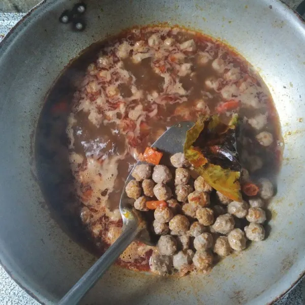 Setelah mendidih masukan daging giling, masak kembali hingga mendidih, bumbui dengan garam, gula pasir dan penyedap, koreksi rasa