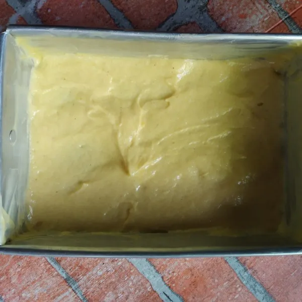 Olesi loyang dengan margarin, timbang adonan sebanyak 40-50 gram ratakan di loyang.