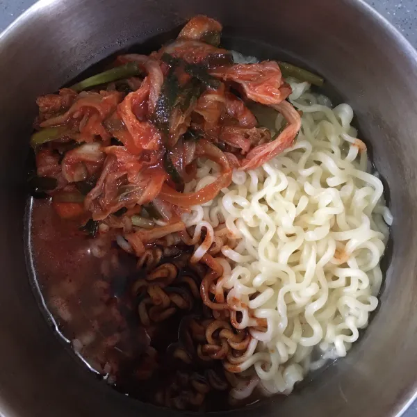 Masukkan bumbu samyang beserta kimchi.