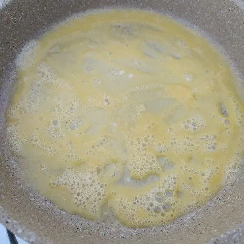 Campur semua bahan kulit dadar, kocok lepas. Ambil beberapa sendok adonan tuang ke atas teflon yang sudah dipanaskan (buat dadar tipis). Lakukan sampai kocokan telur habis, saya jadi 3 lembar.
