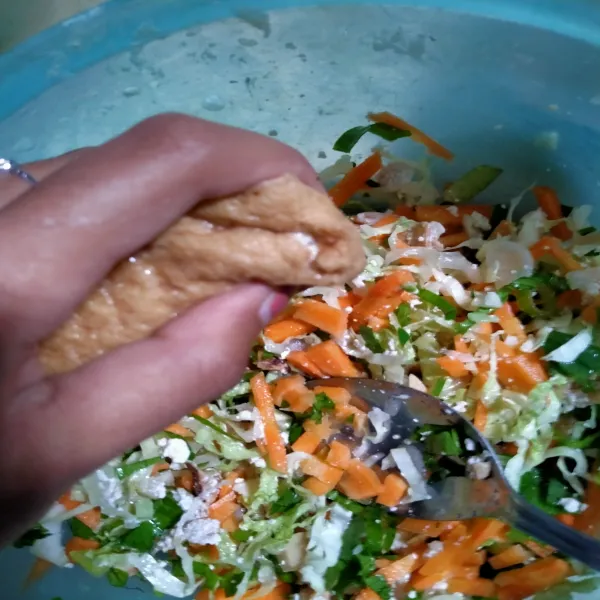 setelah sayur tercampur remat tahu menjadi kecil-kecil dan diaduk.
