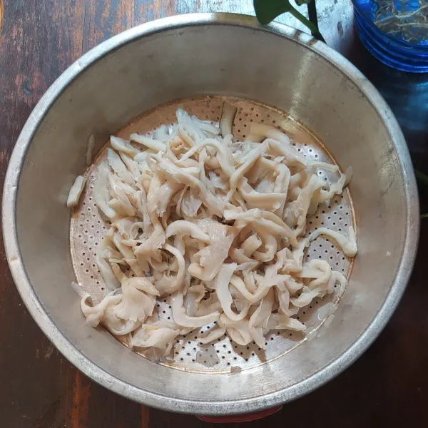 Cuci dan suwir-suwir jamur tiram lalu rendam dengan air panas sampai layu. Tiriskan dan diperas.
