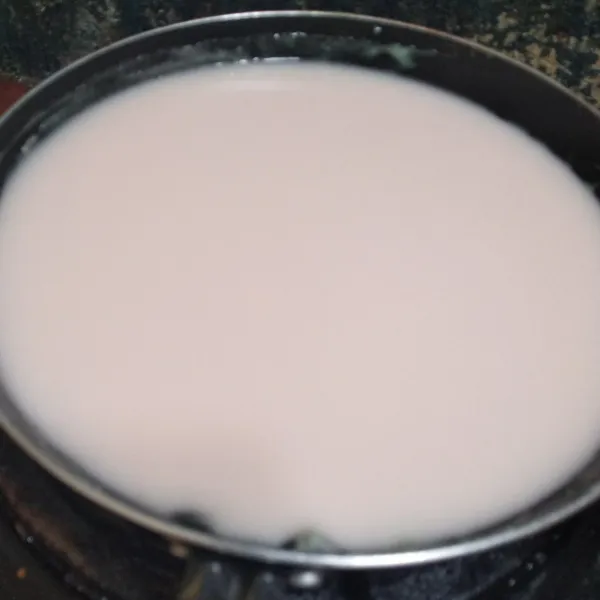 Campur semua bahan 2. Aduk rata lalu masak dengan api sedang. Aduk sampai mendidih.