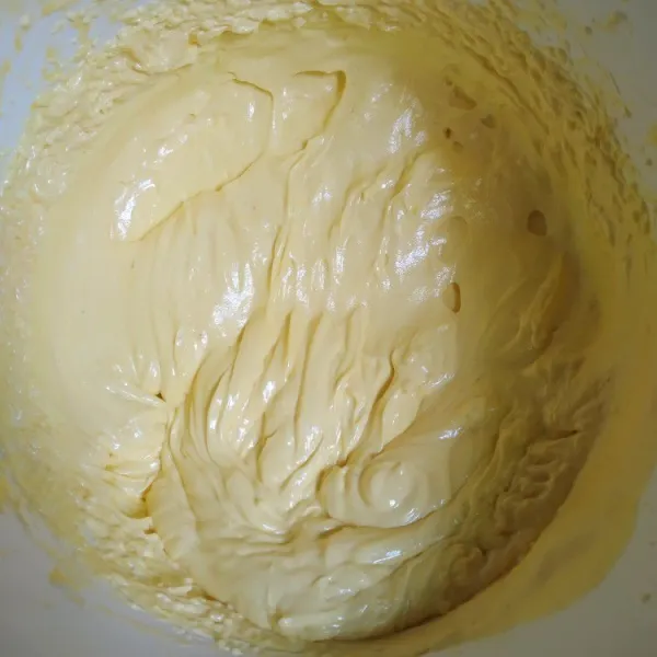 masukkan kuning telur mixer dengan kecepatan tinggi hingga benar-benar mengembang.