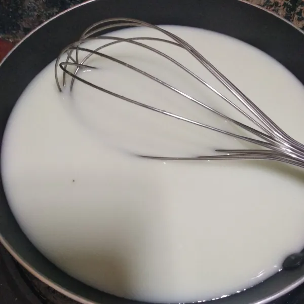 Campur semua bahan 1. Aduk sampai semua tercampur rata. Lalu masak dengan api sedang. Aduk terus hingga mendidih.