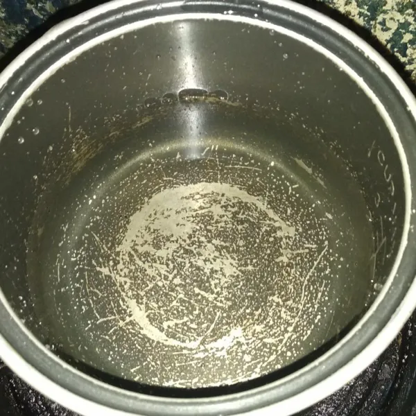 Panaskan panci berisi air bersih diberi garam. Tunggu hingga air mendidih.
