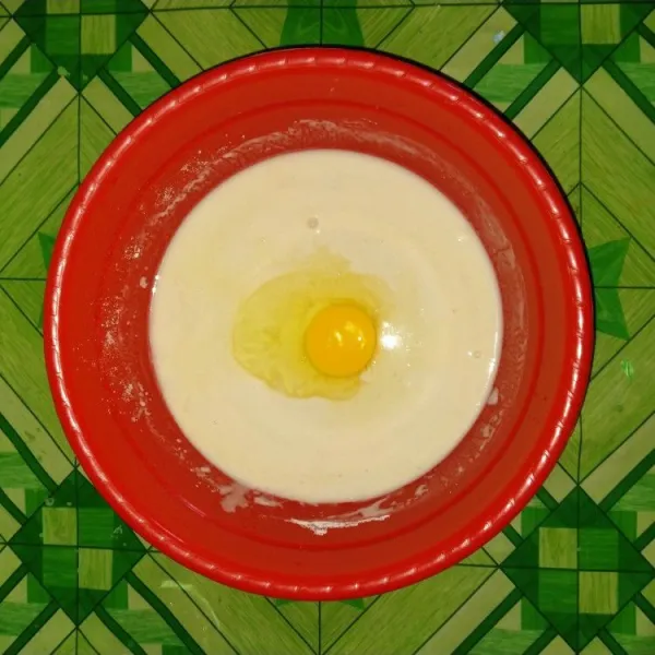 Masukan telur aduk rata