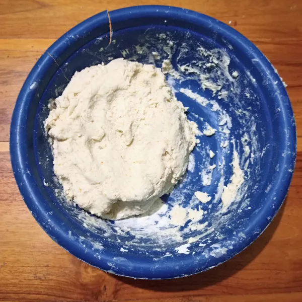 Pindahkan ke wadah lain, tambahkan sisa tepung tapioka sambil diaduk hingga adonan bisa dibentuk.
