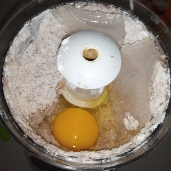 Masukkan telur dan es batu.