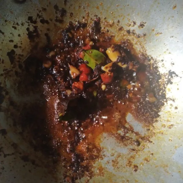 Panaskan sedikit minyak, tumis bumbu halus bersama bumbu pelengkap hingga matang dan harum