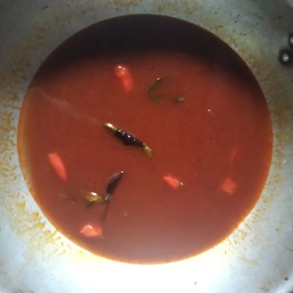 Tambahkan air, masak hingga mendidih