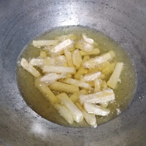 Goreng kentang hingga matang. Siap disajikan dnegan saos sambal.