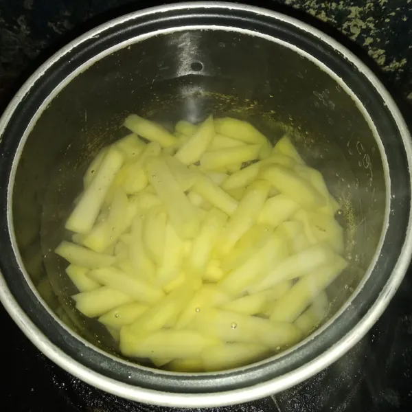 Masukkan kentang yang sudah dicuci bersih.