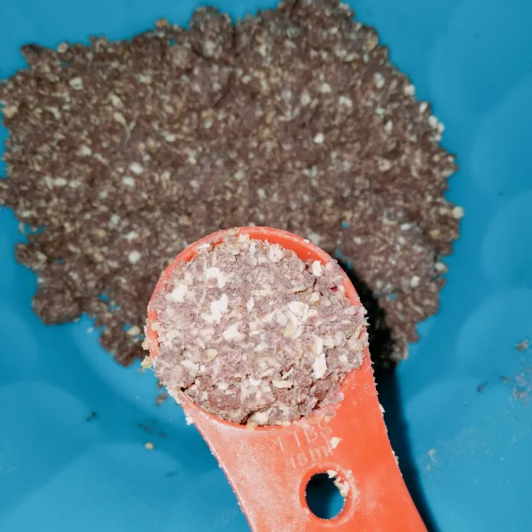 Ambil satu sendok makan adonan