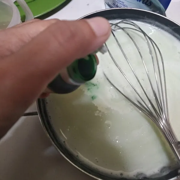 Setelah mendidih, matikan kompor. Beri pewarna makanan aduk hingga rata.