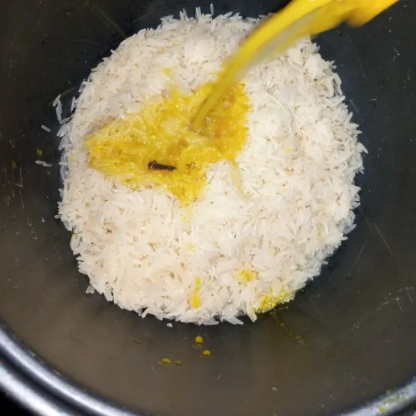Tuang bumbu kedalam beras.