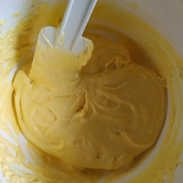 Masukkan susu kental manis, tepung terigu, susu bubuk dan bumbu spekuk, mixer kembali hingga tercampur rata (adonan A).