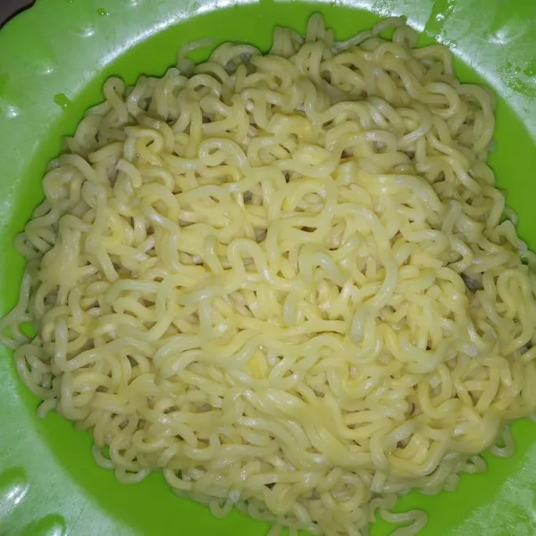 Rebus mie hingga empuk.