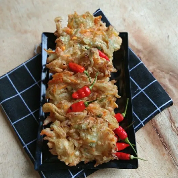 Salin dalam piring saji dengan cabe rawit utuh.