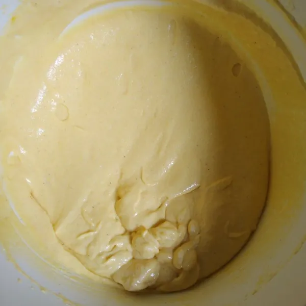 Dalam wadah terpisah, mixer putih telur hingga stiff peak, masukkan sedikit demi sedikit kedalam adonan A sambil diaduk balik dengan spatula, lakukan hingga putih telur habis, hati-hati jangan over mix.