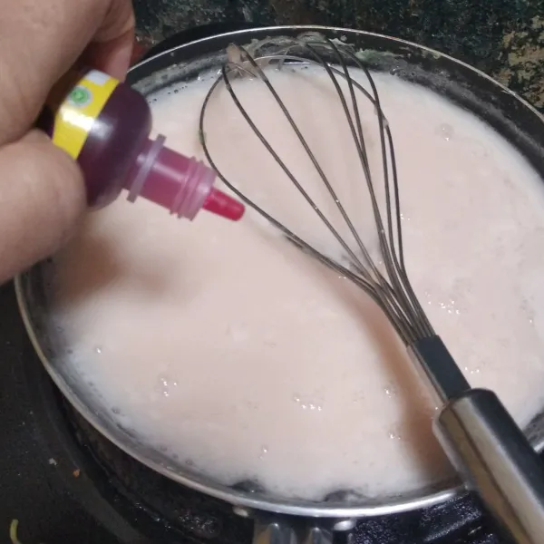 Setelah mendidih, matikan kompor lalu beri pewarna makanan. Aduk hingga tercampur rata.