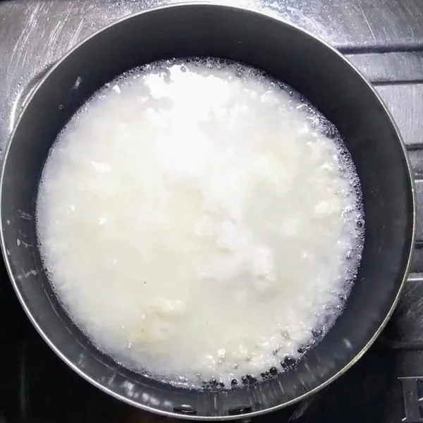 Buat bubur, siapkan panci, masukan nasi aron, tambahkan secukupnya air panas